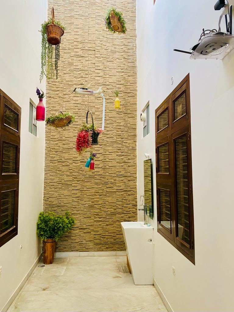 Common living area at Anand Luxury Girls Home, Jagatpura (photo 3)