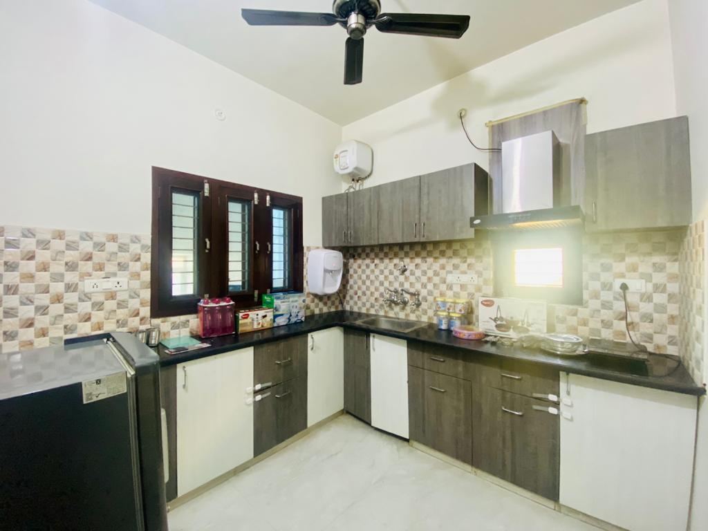 Fully equipped modular kitchen with chimney, induction and RO water at Anand Luxury Girls Home