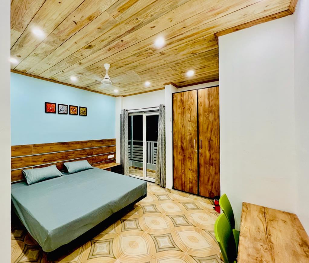Single occupancy AC room with study table at Anand Luxury Girls Home, Jagatpura (photo 2)