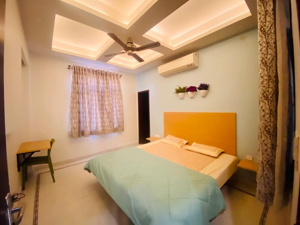 Single occupancy AC room with study table at Anand Luxury Girls Home, Jagatpura (photo 3)