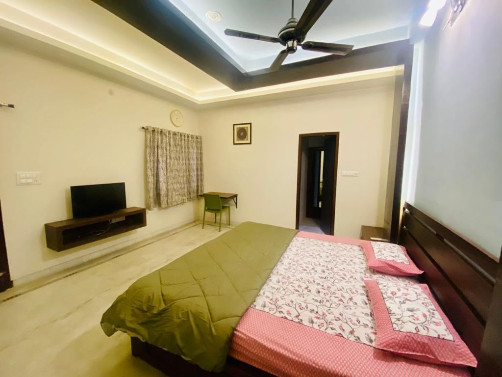 Single occupancy AC room with study table at Anand Luxury Girls Home, Jagatpura (photo 5)