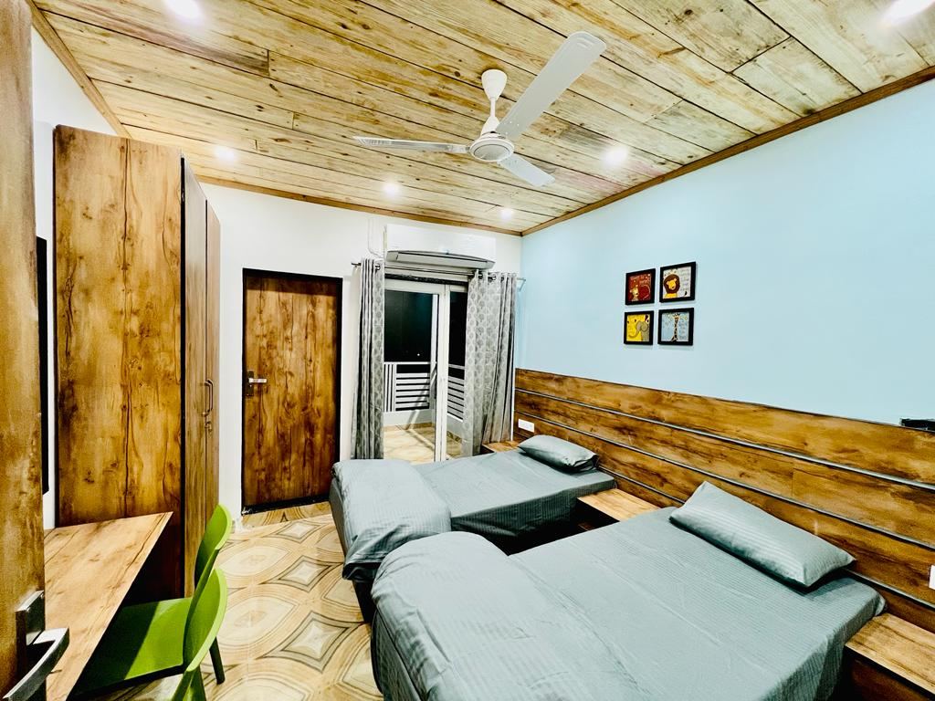Twin sharing AC room with 8-inch mattresses at Anand Luxury Girls Home, Jagatpura (photo 2)