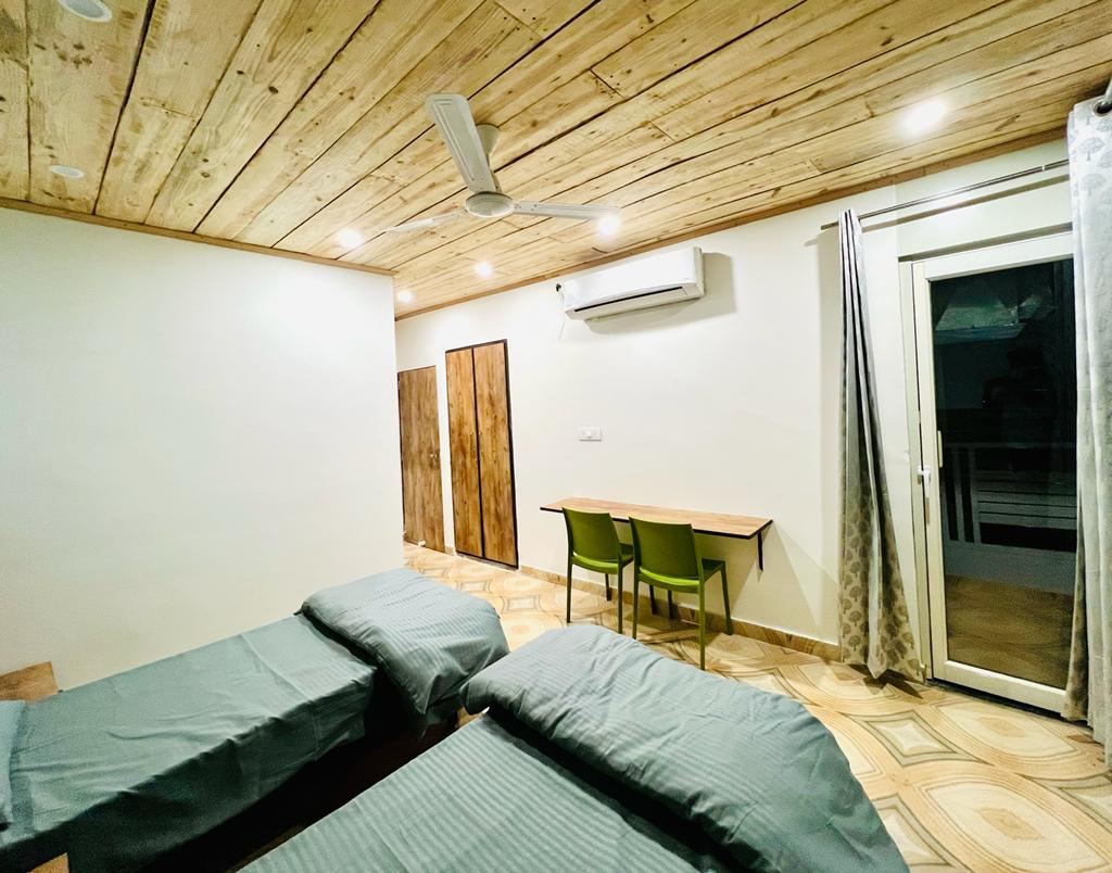Twin sharing AC room with 8-inch mattresses at Anand Luxury Girls Home, Jagatpura (photo 4)