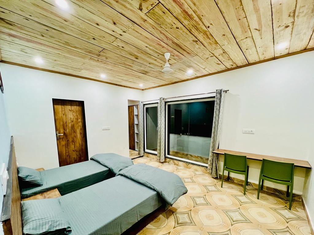 Twin sharing AC room with 8-inch mattresses at Anand Luxury Girls Home, Jagatpura (photo 6)