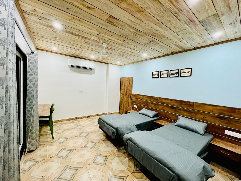 Twin sharing AC room with 8-inch mattresses at Anand Luxury Girls Home, Jagatpura (photo 7)
