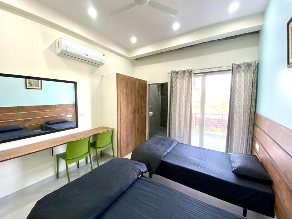 Twin sharing AC room with 8-inch mattresses at Anand Luxury Girls Home, Jagatpura (photo 9)