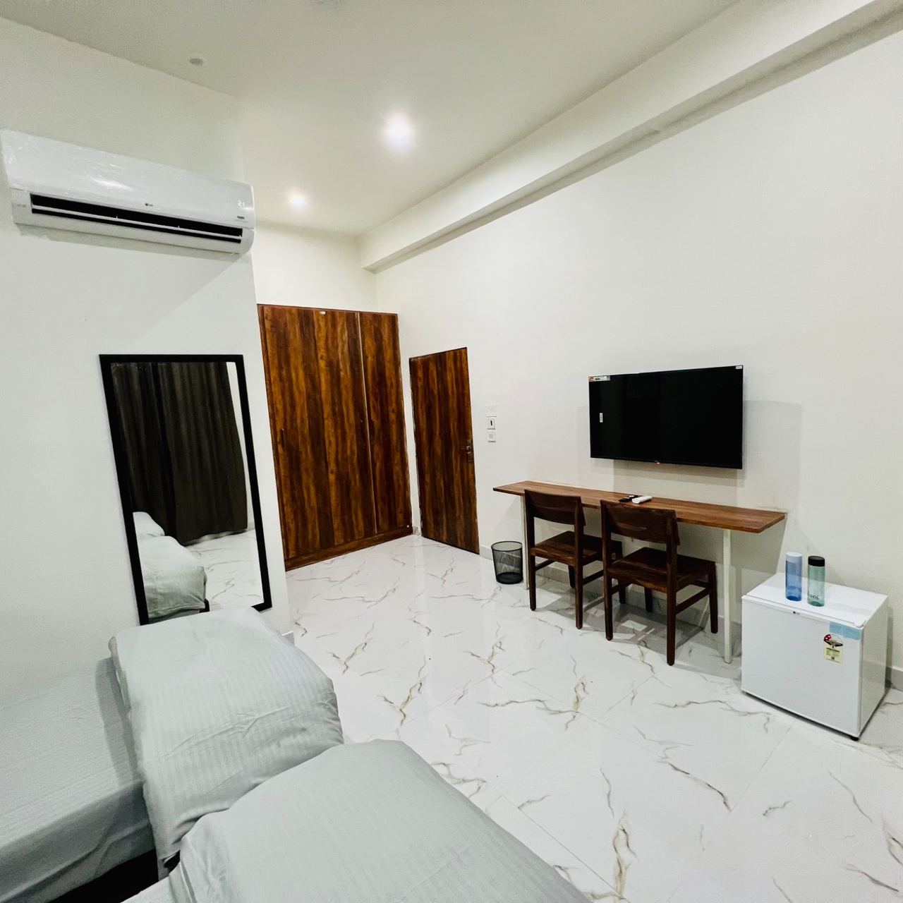 Private AC room with smart TV, wardrobe and marble flooring at Karol's Villa Girls PG, Malviya Nagar