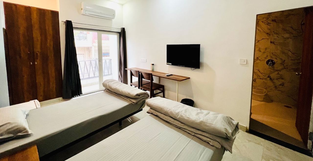 Twin sharing AC room at Karol's Villa Girls PG, Siddharth Nagar, Malviya Nagar (photo 18)